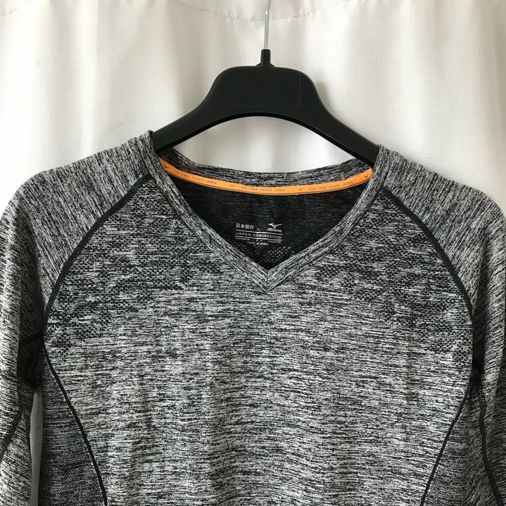 Mizuno Long Sleeve workout top women size medium sample tag - Picture 2 of 10